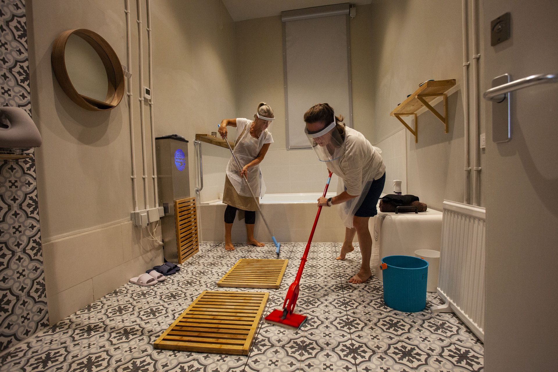 Float floor cleaning